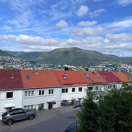 Cozy Nest- Walking Distance To City Center *