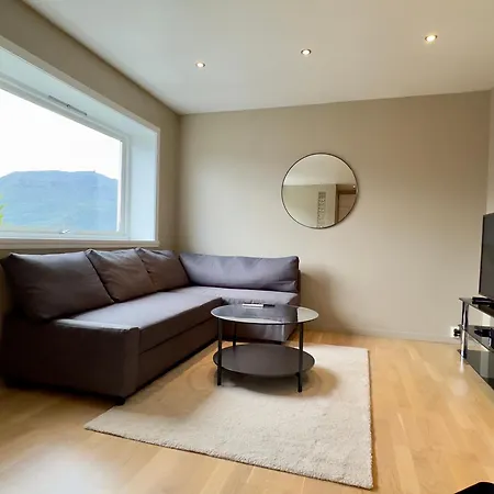 Cozy Nest- Walking Distance To Center