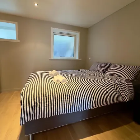 Walking Distance To Center With Private Parking Apartment *