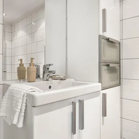 Apartment Walking Distance To Center With Private Parking *