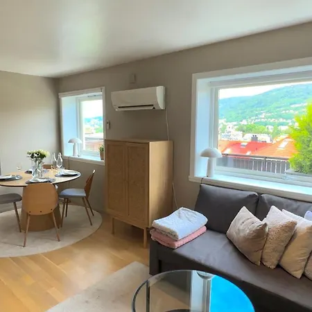 Cozy Nest- Walking Distance To Center *